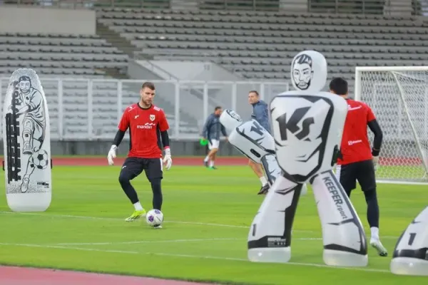 Kiper Indonesia Maarten Paes menjalanii sesi latihan jelang pertandingan Kualifikasi Piala Dunia 2026 di Stadion Madya, Gelora Bung Karno, Senayan, Minggu (22/3/2025). Indonesia akan menghadapi Bahrain dalam laga putaran ketiga Kualifikasi Piala Dunia 2026, di Stadion Utama Gelora Bung Karno, pada Selasa (25/3/2025).