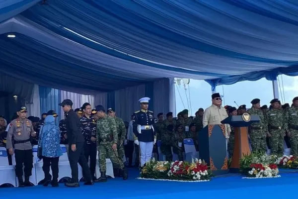 Presiden Prabowo Subianto menyampaikan sambutan usai memberikan kenaikan pangkat istimewa untuk 11 Purnawirawan TNI dari Kapal Markas KRI dr. Radjiman Wedyodiningrat-992, Kamis (2/10/2025). 
