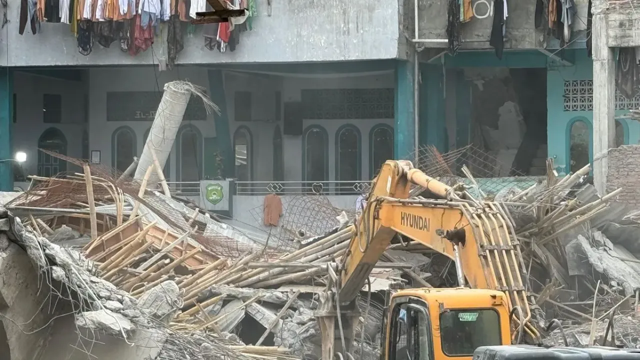 Sejumlah alat berat dikerahkan untuk mempercepat proses evakuasi korban dan pembersihan puing bangunan musala yang ambruk di Pondok Pesantren (Ponpes) Al Khoziny, Buduran, Kabupaten Sidoarjo, Jawa Timur. Hingga Minggu (5/10/2025) siang, tim SAR gabungan terus bekerja tanpa henti sejak dini hari.
