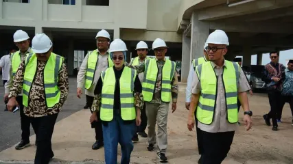 Wakil Menteri Haji dan Umrah (Wamenhaj) Republik Indonesia, Dahnil Anzar Simanjuntak (paling kanan), meninjau aset perhajian di Asrama Haji Indramayu dalam rangka kegiatan Koordinasi Penyelenggaraan Haji Provinsi Jawa Barat Tahun 2026. 
