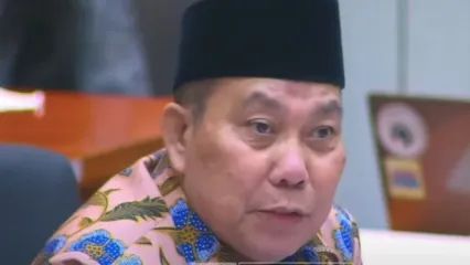 Anggota Komisi IX DPR RI, Muazim Akbar saat menghadiri rapat kerja bersamaMenteri Kesehatan, Kepala Badan Gizi Nasional (BGN), Kepala Badan Pengawas Obat dan Makanan (BPOM), dan Kepala BKKBN di Kompleks Parlemen, Senayan, Jakarta, Rabu (1/10/2025).