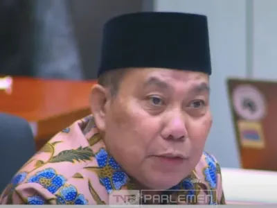 Anggota Komisi IX DPR RI, Muazim Akbar saat menghadiri rapat kerja bersamaMenteri Kesehatan, Kepala Badan Gizi Nasional (BGN), Kepala Badan Pengawas Obat dan Makanan (BPOM), dan Kepala BKKBN di Kompleks Parlemen, Senayan, Jakarta, Rabu (1/10/2025).