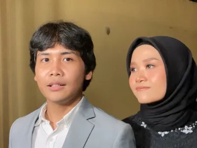 Bintang Emon dan Alca menghadiri resepsi pernikahan penyanyi Rizky Febian dan Mahalini yang digelar di Hotel Raffles Kuningan, Jakarta Selatan, Jumat (10/5/2024). 