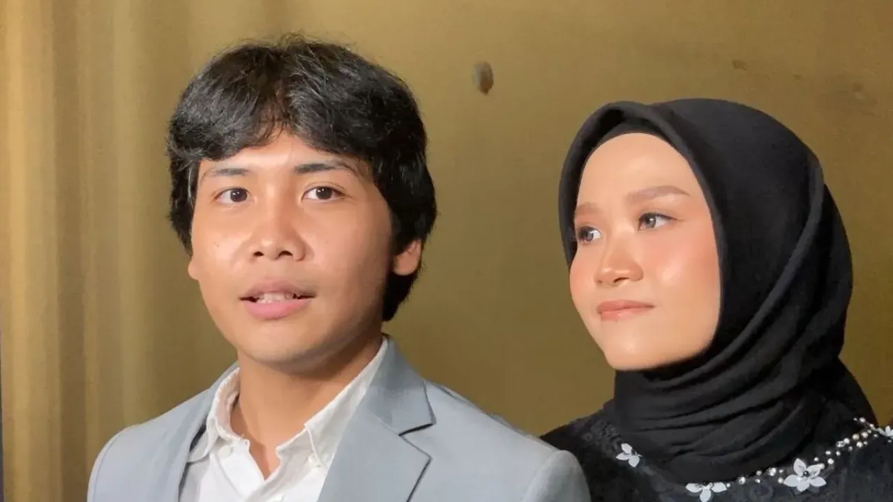 Bintang Emon dan Alca menghadiri resepsi pernikahan penyanyi Rizky Febian dan Mahalini yang digelar di Hotel Raffles Kuningan, Jakarta Selatan, Jumat (10/5/2024). 