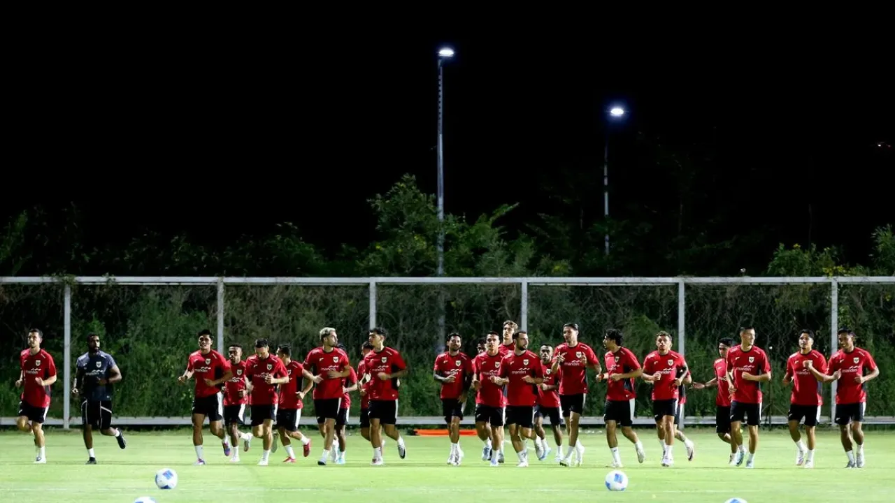 Personel Timnas Indonesia asuhan Patrick Kluivert kala menjalani sesi latihan di Lapangan C Kompleks Gelora Bung Tomo, Surabaya, Selasa (2/9/2025) jelang laga FIFA Matchday melawan Taiwan dan Lebanon.