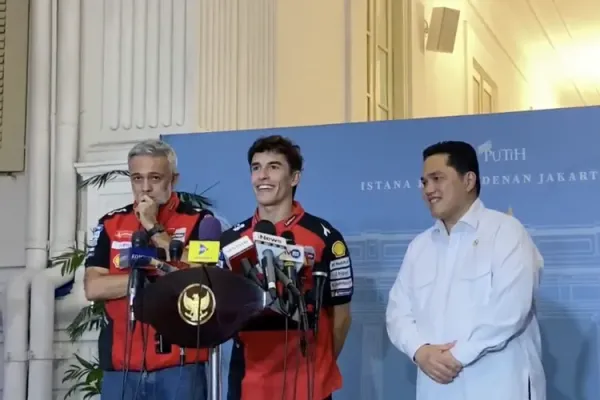 Juara dunia MotoGP 2025 Marc Marquez bersama Menpora Erick Thohir dan CEO InJourney Maya Watono usai bertemu dengan Presiden Prabowo Subianto di Istana Kepresidenan Jakarta, Selasa (30/9/2025). 