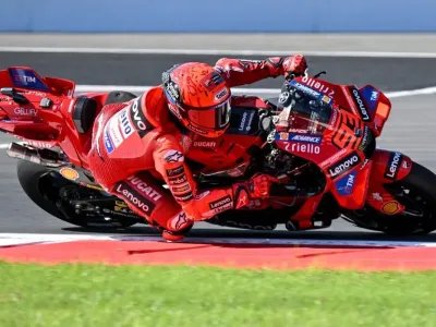 Pebalap Ducati Lenovo Team, Marc Marquez, beraksi dalam sesi practice MotoGP Indonesia 2025 di Sirkuit Internasional Mandalika di Mandalika, Nusa Tenggara Barat pada 3 Oktober 2025. (Foto oleh Sonny TUMBELAKA / AFP)