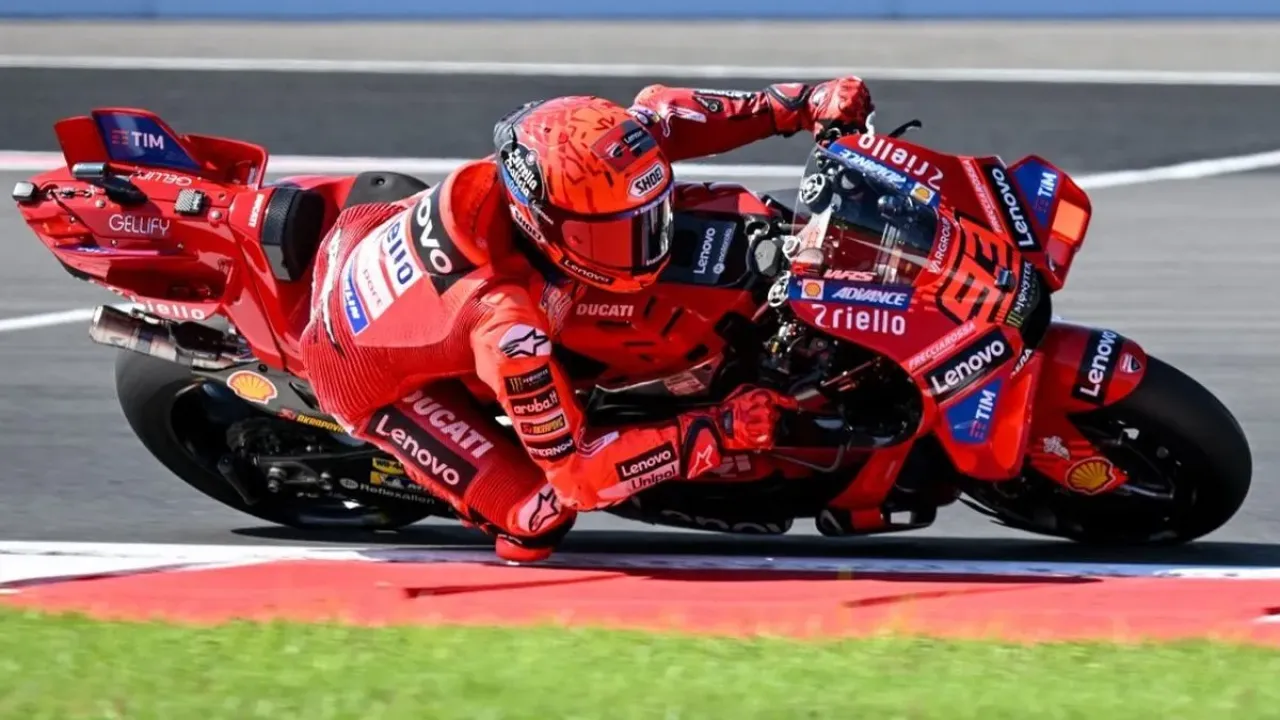 Pebalap Ducati Lenovo Team, Marc Marquez, beraksi dalam sesi practice MotoGP Indonesia 2025 di Sirkuit Internasional Mandalika di Mandalika, Nusa Tenggara Barat pada 3 Oktober 2025. (Foto oleh Sonny TUMBELAKA / AFP)
