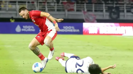 Pemain timnas indonesia Marc Klok melewati pemain Taiwan saat laga FIFA Matchday yang berakhir dengan skor 6-0 yang berlangsung di Stadion Gelora Bung Tomo Surabaya, Jawa Timur, Jumat (5/9/2025) malam.