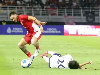 Pemain timnas indonesia Marc Klok melewati pemain Taiwan saat laga FIFA Matchday yang berakhir dengan skor 6-0 yang berlangsung di Stadion Gelora Bung Tomo Surabaya, Jawa Timur, Jumat (5/9/2025) malam.