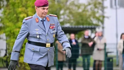 Inspector of the Army Lieutenant General Alfons Mais arrives at the roll call during the handover roll call at the Army Command in the Von Hardenberg Barracks. Sebastian Christoph Gollnow/dpa