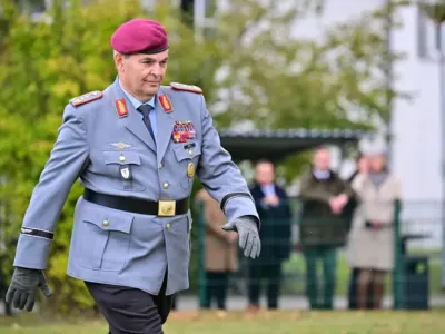 Inspector of the Army Lieutenant General Alfons Mais arrives at the roll call during the handover roll call at the Army Command in the Von Hardenberg Barracks. Sebastian Christoph Gollnow/dpa