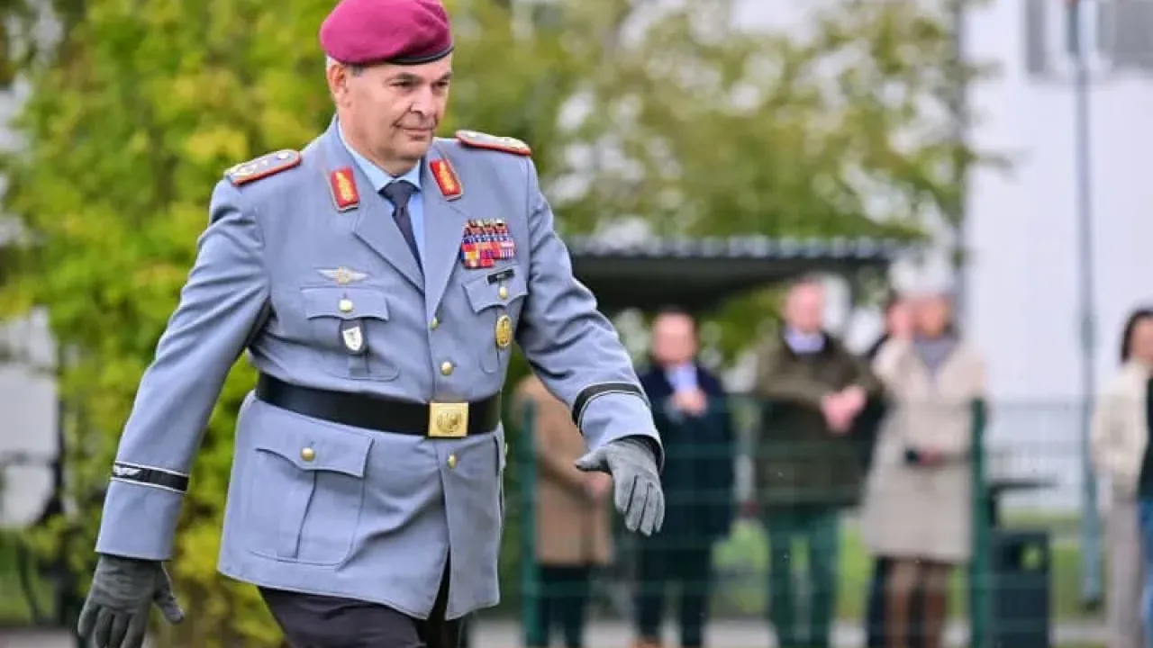 Inspector of the Army Lieutenant General Alfons Mais arrives at the roll call during the handover roll call at the Army Command in the Von Hardenberg Barracks. Sebastian Christoph Gollnow/dpa