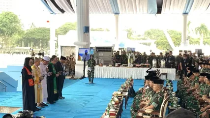 Tentara Nasional Indonesia (TNI) menggelar doa bersama lintas agama yang dihadiri tokoh lintas agama, dari Islam, Protestan, Katolik, Buddha, Hindu, dan Konghucu, jelang perayaan perayaan Hari Ulang Tahun (HUT) ke-80, di Monumen Nasional (Monas), Jakarta Pusat, Sabtu (4/10/2025).