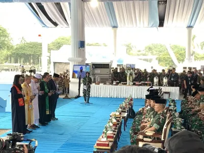 Tentara Nasional Indonesia (TNI) menggelar doa bersama lintas agama yang dihadiri tokoh lintas agama, dari Islam, Protestan, Katolik, Buddha, Hindu, dan Konghucu, jelang perayaan perayaan Hari Ulang Tahun (HUT) ke-80, di Monumen Nasional (Monas), Jakarta Pusat, Sabtu (4/10/2025).