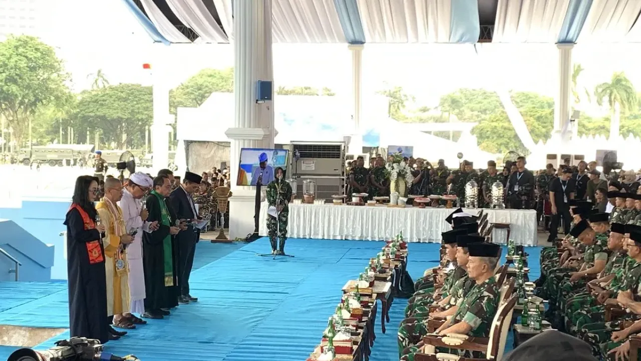 Tentara Nasional Indonesia (TNI) menggelar doa bersama lintas agama yang dihadiri tokoh lintas agama, dari Islam, Protestan, Katolik, Buddha, Hindu, dan Konghucu, jelang perayaan perayaan Hari Ulang Tahun (HUT) ke-80, di Monumen Nasional (Monas), Jakarta Pusat, Sabtu (4/10/2025).