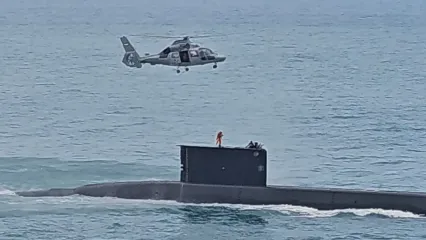 Helikopter AS-565 MBe Panther TNI AL dan KRI Alugoro-405 TNI AL menampilkan simulasi medical evacuation atau Medevac dalam kegiatan sailing pass atau parade kapal di Teluk Jakarta, Kamis (2/10/2025). Acara ini turut dihadiri langsung oleh Presiden Prabowo Subianto di atas KRI dr. Radjiman Wedyodiningrat.