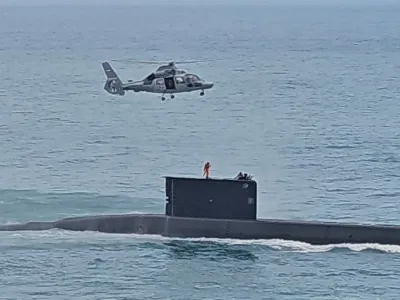 Helikopter AS-565 MBe Panther TNI AL dan KRI Alugoro-405 TNI AL menampilkan simulasi medical evacuation atau Medevac dalam kegiatan sailing pass atau parade kapal di Teluk Jakarta, Kamis (2/10/2025). Acara ini turut dihadiri langsung oleh Presiden Prabowo Subianto di atas KRI dr. Radjiman Wedyodiningrat.
