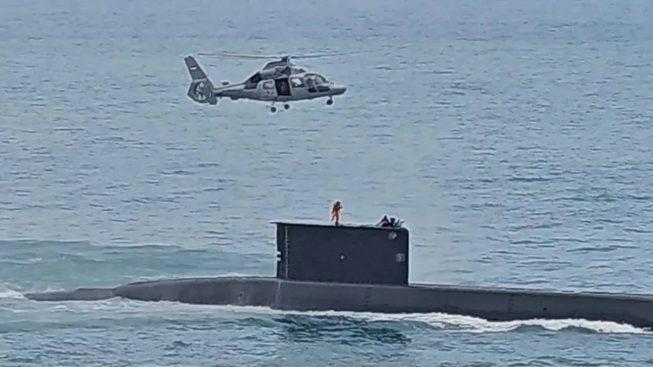 Helikopter AS-565 MBe Panther TNI AL dan KRI Alugoro-405 TNI AL menampilkan simulasi medical evacuation atau Medevac dalam kegiatan sailing pass atau parade kapal di Teluk Jakarta, Kamis (2/10/2025). Acara ini turut dihadiri langsung oleh Presiden Prabowo Subianto di atas KRI dr. Radjiman Wedyodiningrat.