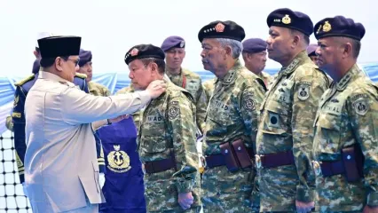 Presiden Prabowo Subianto memberikan kenaikan pangkat istimewa kepada 11 purnawirawan TNI dari Kapal Markas KRI dr. Radjiman Wedyodiningrat-992 di Teluk Jakarta, Kamis (2/10/2025). 