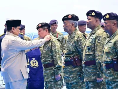 Presiden Prabowo Subianto memberikan kenaikan pangkat istimewa kepada 11 purnawirawan TNI dari Kapal Markas KRI dr. Radjiman Wedyodiningrat-992 di Teluk Jakarta, Kamis (2/10/2025). 