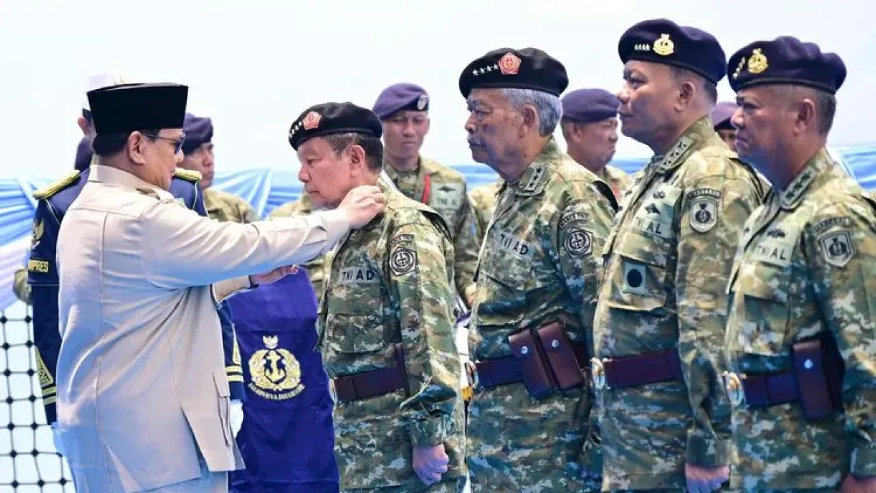 Presiden Prabowo Subianto memberikan kenaikan pangkat istimewa kepada 11 purnawirawan TNI dari Kapal Markas KRI dr. Radjiman Wedyodiningrat-992 di Teluk Jakarta, Kamis (2/10/2025). 