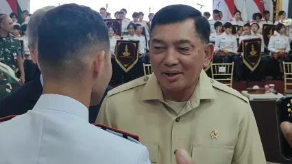 Menteri Pertahanan (Menhan) Sjafrie Sjamsoeddin saat bersalaman dengan kadet Universitas Pertahanan (Unhan) asal Palestina di Aula Bhineka Tunggal Ika, Gedung Kementerian Pertahanan, Jakarta, Jumat (26/9/2025).
