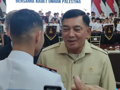 Menteri Pertahanan (Menhan) Sjafrie Sjamsoeddin saat bersalaman dengan kadet Universitas Pertahanan (Unhan) asal Palestina di Aula Bhineka Tunggal Ika, Gedung Kementerian Pertahanan, Jakarta, Jumat (26/9/2025).