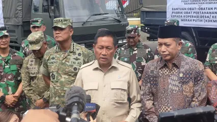 Wakil Menteri Pertahanan (Wamenhan) Donny Ermawan Taufanto (tengah) bersama Menteri Koperasi (Menkop) Ferry Juliantono (kanan) di Lapangan Bhinneka Tunggal Ika, Gedung Kementerian Pertahanan, Jakarta, saat penyerahan 17,4 juta butir obat ke Kementerian Koperasi, Rabu (1/10/2025).