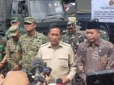 Wakil Menteri Pertahanan (Wamenhan) Donny Ermawan Taufanto (tengah) bersama Menteri Koperasi (Menkop) Ferry Juliantono (kanan) di Lapangan Bhinneka Tunggal Ika, Gedung Kementerian Pertahanan, Jakarta, saat penyerahan 17,4 juta butir obat ke Kementerian Koperasi, Rabu (1/10/2025).