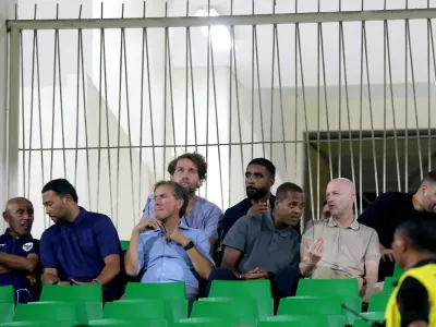 Pelatih timnas Indonesia Patrick Kluivert menyaksikan laga kedua grup J Kualifikasi Piala Asia U23 2026 melawan Makau yang berakhir dengan skor 5-0 di Stadion Gelora Delta Sidoarjo, Jawa Timur, Sabtu (6/9/2025) malam.