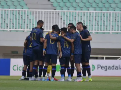 Pemain Persikad Depok berkumpul jeang partai pekan keempat Championship 2025-2026 kontra PSPS Pekanbaru yang digelar di Stadion Pakansari, Kabupaten Bogor, Sabtu (4/10/2025)