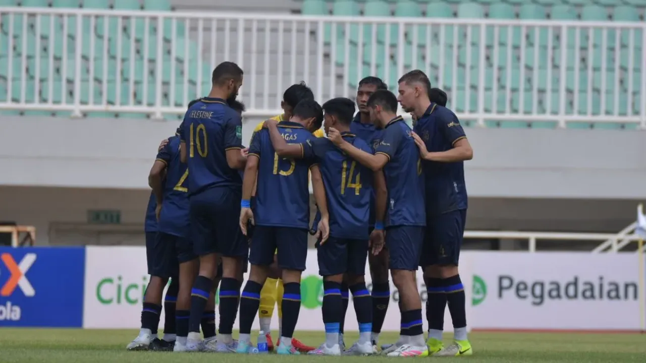 Pemain Persikad Depok berkumpul jeang partai pekan keempat Championship 2025-2026 kontra PSPS Pekanbaru yang digelar di Stadion Pakansari, Kabupaten Bogor, Sabtu (4/10/2025)
