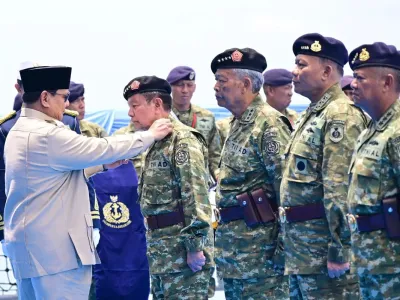 Presiden Prabowo Subianto memberikan kenaikan pangkat istimewa kepada 11 purnawirawan TNI dari Kapal Markas KRI dr. Radjiman Wedyodiningrat-992 di Teluk Jakarta, Kamis (2/10/2025). 