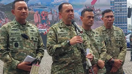 Kepala Pusat Penerangan (Kapuspen) TNI, Mayjen TNI (Mar) Freddy Ardianzah (tengah) dalam sesi doorstop dengan awak media di Lapangan Silang Monas, Jakarta Pusat, Jumat (3/10/2025) usai geladi bersih HUT ke-80 TNI.
