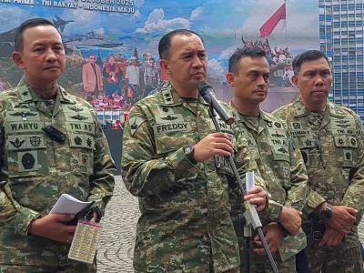 Kepala Pusat Penerangan (Kapuspen) TNI, Mayjen TNI (Mar) Freddy Ardianzah (tengah) dalam sesi doorstop dengan awak media di Lapangan Silang Monas, Jakarta Pusat, Jumat (3/10/2025) usai geladi bersih HUT ke-80 TNI.