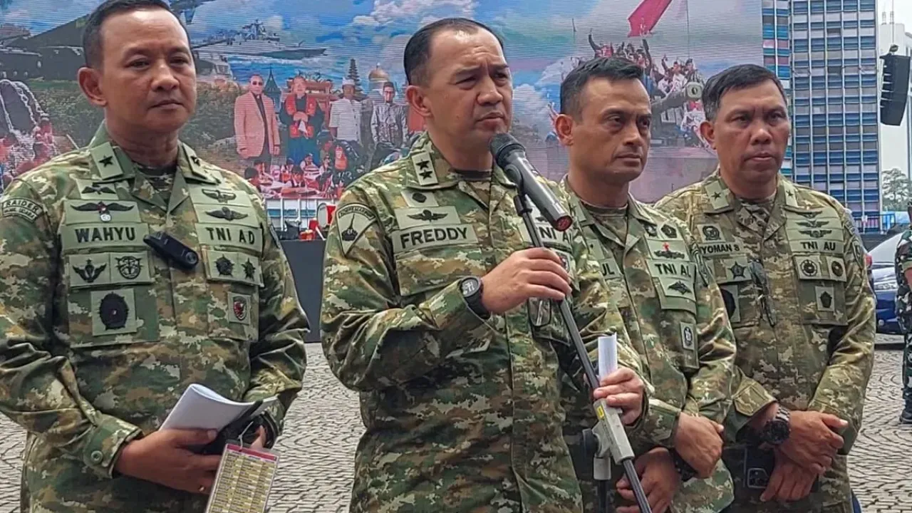 Kepala Pusat Penerangan (Kapuspen) TNI, Mayjen TNI (Mar) Freddy Ardianzah (tengah) dalam sesi doorstop dengan awak media di Lapangan Silang Monas, Jakarta Pusat, Jumat (3/10/2025) usai geladi bersih HUT ke-80 TNI.