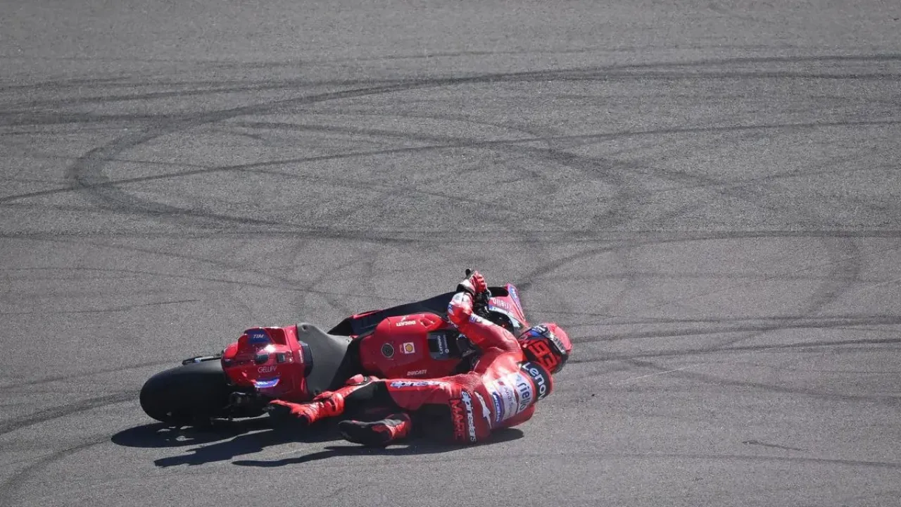 Pebalap Ducati Lenovo Marc Marquez terjatuh dalam sesi practice MotoGP Indonesia 2025 di tikungan 11 Sirkuit Internasional Pertamina Mandalika, Lombok Tengah, Nusa Tenggara Barat, Jumat (3/10/2025). Pembalap Aprilia, Marco Bezzecchi, menjadi yang tercepat dalam sesi tersebut dengan catatan waktu tercepat satu menit 29,240 detik, sementara pembalap BK8 Gresini Racing MotoGP Fermin Aldeguer berada di peringkat dua dengan cacatan waktu 0,408 detik lebih lambat dari Bezzecchi. ANTARAFOTO/Aditya Pradana Putra/YU


