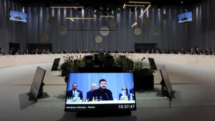 A screen displays Ukrainian President Volodymyr Zelensky speaking during the 7th European Political Community (EPC) Summit at the Bella Center in Copenhagen Suzanne Plunkett/PA Wire/dpa