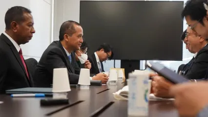 Menteri Transmigrasi (Mentrans) M. Iftitah Sulaiman Suryanagara saat bertemu dengan kelompok-kelompok investor Jepang pada hari terakhir kunjungan di Jepang, tepatnya di Osaka, Selasa (30/9/2025).