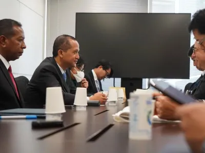 Menteri Transmigrasi (Mentrans) M. Iftitah Sulaiman Suryanagara saat bertemu dengan kelompok-kelompok investor Jepang pada hari terakhir kunjungan di Jepang, tepatnya di Osaka, Selasa (30/9/2025).