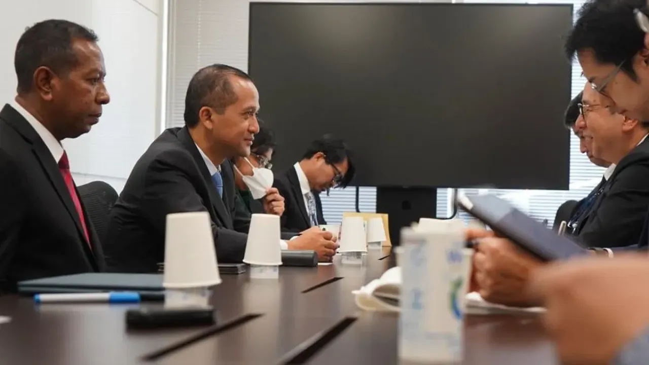 Menteri Transmigrasi (Mentrans) M. Iftitah Sulaiman Suryanagara saat bertemu dengan kelompok-kelompok investor Jepang pada hari terakhir kunjungan di Jepang, tepatnya di Osaka, Selasa (30/9/2025).