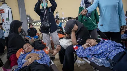 Siswa korban keracunan usai menyantap menu makan bergizi gratis (MBG) menjalani perawatan medis di Posko Penanganan di Kantor Kecamatan Cipongkor, Kabupaten Bandung Barat, Jawa Barat, Rabu (24/9/2025). Sekretaris Daerah (Sekda) Pemprov Jawa Barat Herman Suryatman mengatakan sebanyak 500 pelajar di Kecamatan Cipongkor mengalami keracunan yang diduga akibat menyantap hidangan makan bergizi gratis pada (24/9). 