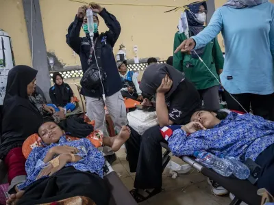 Siswa korban keracunan usai menyantap menu makan bergizi gratis (MBG) menjalani perawatan medis di Posko Penanganan di Kantor Kecamatan Cipongkor, Kabupaten Bandung Barat, Jawa Barat, Rabu (24/9/2025). Sekretaris Daerah (Sekda) Pemprov Jawa Barat Herman Suryatman mengatakan sebanyak 500 pelajar di Kecamatan Cipongkor mengalami keracunan yang diduga akibat menyantap hidangan makan bergizi gratis pada (24/9). 