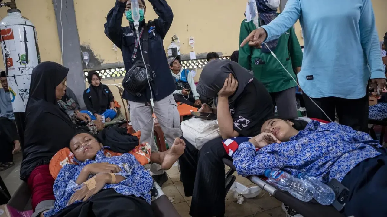 Siswa korban keracunan usai menyantap menu makan bergizi gratis (MBG) menjalani perawatan medis di Posko Penanganan di Kantor Kecamatan Cipongkor, Kabupaten Bandung Barat, Jawa Barat, Rabu (24/9/2025). Sekretaris Daerah (Sekda) Pemprov Jawa Barat Herman Suryatman mengatakan sebanyak 500 pelajar di Kecamatan Cipongkor mengalami keracunan yang diduga akibat menyantap hidangan makan bergizi gratis pada (24/9). 