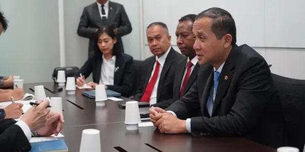 Menteri Transmigrasi (Mentrans) M. Iftitah Sulaiman Suryanagara saat bertemu dengan kelompok-kelompok investor Jepang pada hari terakhir kunjungan di Jepang, tepatnya di Osaka, Selasa (30/9/2025).