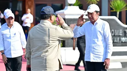 Presiden Prabowo Subianto bertolak kembali ke Jakarta setelah menjalani rangkaian kunjungan kerja selama dua hari di Provinsi Jawa Tengah, Senin (21/7/2025). Ia tampak berpamitan dengan Presiden ke-7 Joko Widodo di Pangkalan TNI AU Adi Soemarmo, Kabupaten Boyolali.