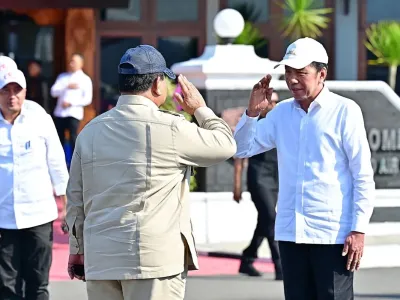 Presiden Prabowo Subianto bertolak kembali ke Jakarta setelah menjalani rangkaian kunjungan kerja selama dua hari di Provinsi Jawa Tengah, Senin (21/7/2025). Ia tampak berpamitan dengan Presiden ke-7 Joko Widodo di Pangkalan TNI AU Adi Soemarmo, Kabupaten Boyolali.