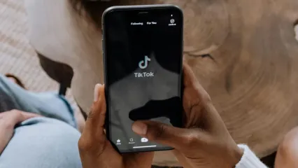 Fitur TikTok Live kini sudah dapat diakses. Fitur siaran langsung atau live di aplikasi TikTok sempat tidak dapat digunakan pada Sabtu (30/8/2025). Hilangnya akses ke fitur live ini terjadi bersamaan dengan berlangsungnya aksi demonstrasi di Jakarta dan sejumlah daerah lain.