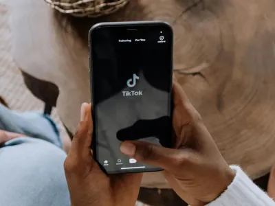 Fitur TikTok Live kini sudah dapat diakses. Fitur siaran langsung atau live di aplikasi TikTok sempat tidak dapat digunakan pada Sabtu (30/8/2025). Hilangnya akses ke fitur live ini terjadi bersamaan dengan berlangsungnya aksi demonstrasi di Jakarta dan sejumlah daerah lain.